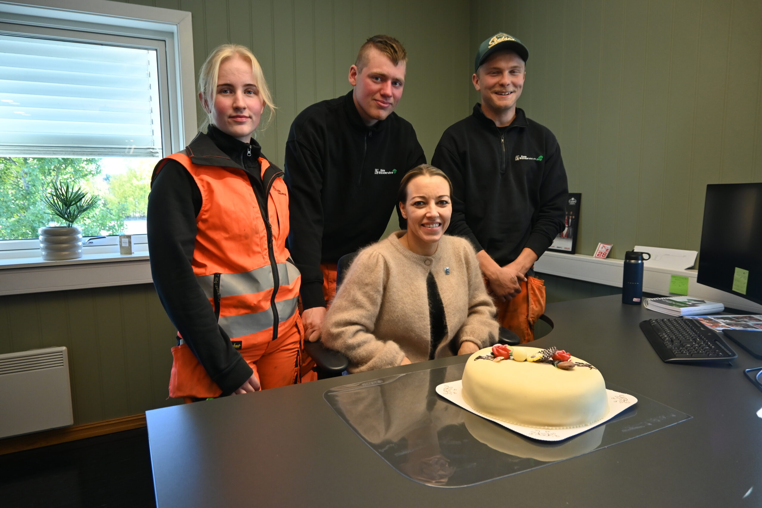 Daglig leder Trine Andersen Johannessen (foran) spanderte marsipankake på de tre unge fagarbeiderne (fra venstre) Natalia Slotowska Johansen, Patrik Dahlstrøm og Karl Teodor Stensrød Iversen da fagprøvene i anleggsrørlegger- og anleggsgartner-fagene var bestått.