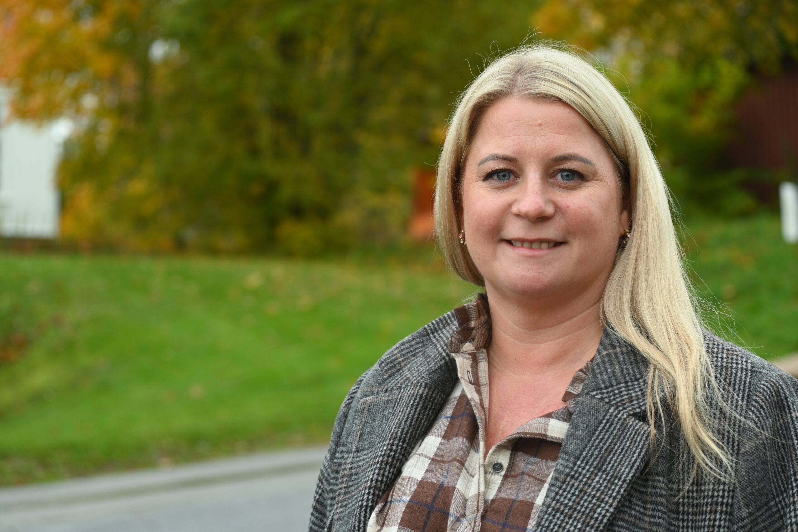 Distriktssjef for Maskinentreprenørenes Forbund Oslo/Akershus og Østfold, Solvår Milach Strand, gratulerer Råde Graveservice med rekrutteringen av de tre unge medarbeiderne.