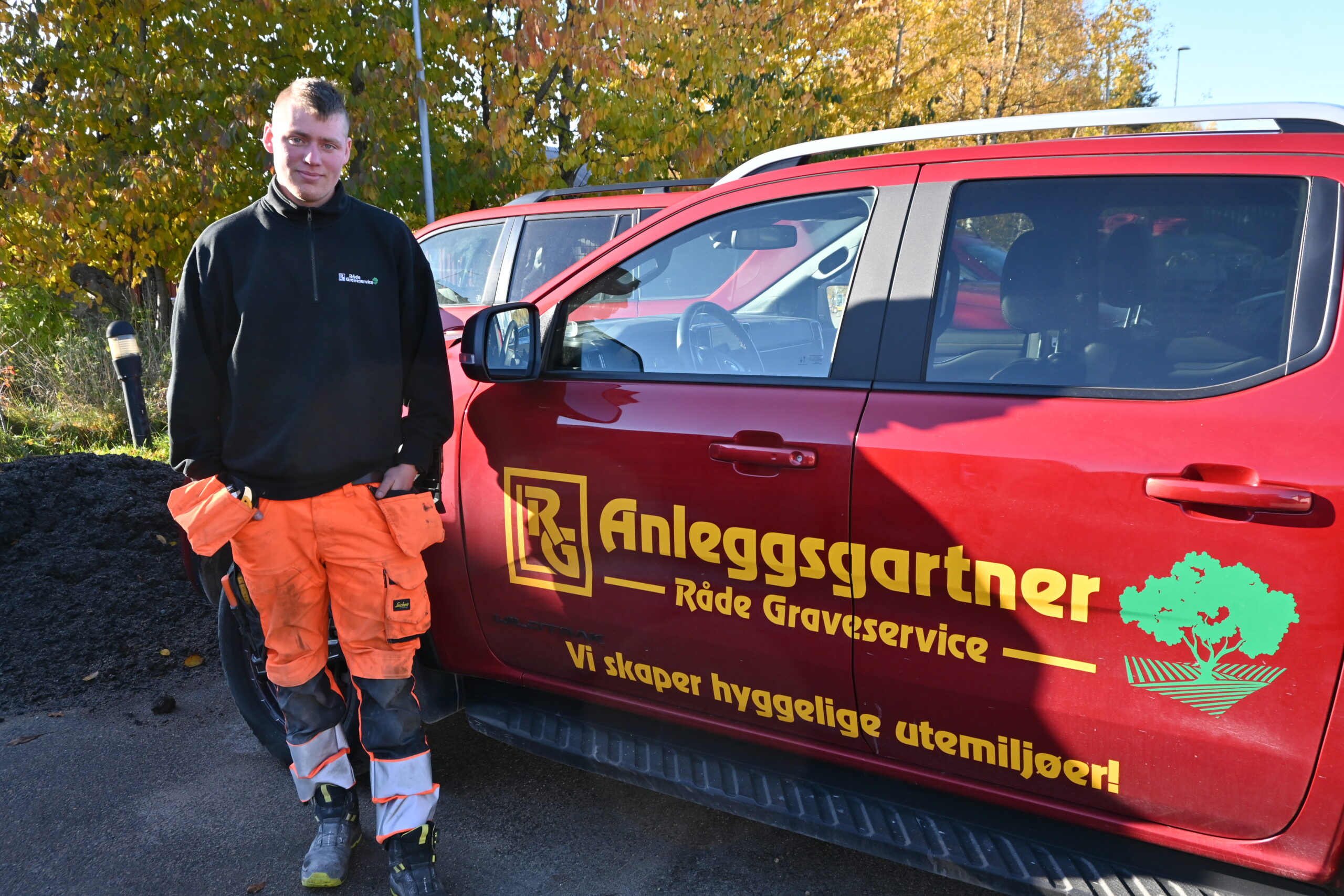 Patrik skal bidra til å skape hyggelige utemiljøer som anleggsgartner i Råde Graveservice.