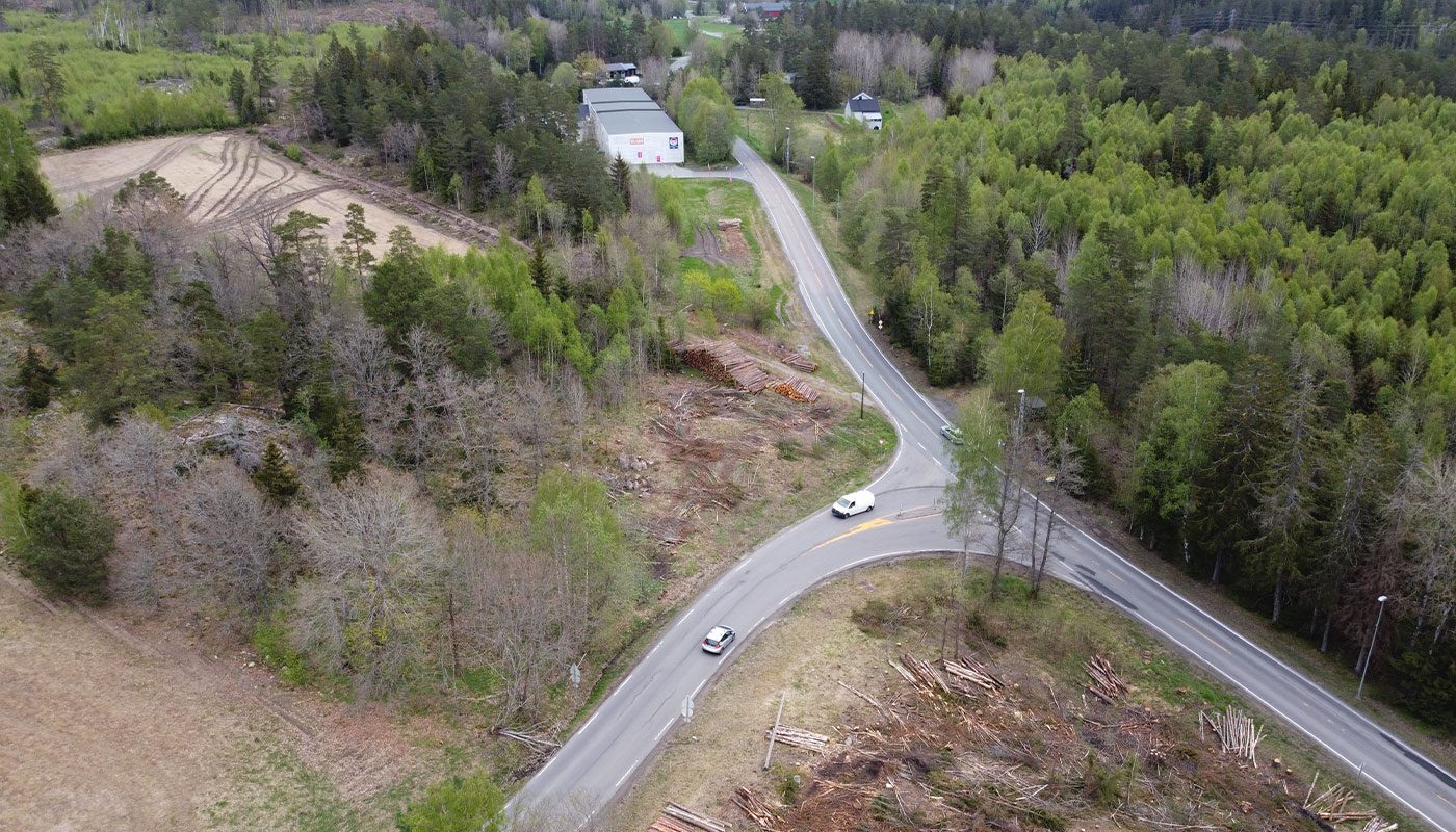 Skogen er ryddet rundt krysset Osloveien-Brevikveien. Her blir det ny avkjøring i forbindelse med etableringen av den nye hovedvannledningen mot Vestby. Dronefoto: Odd Borgestrand