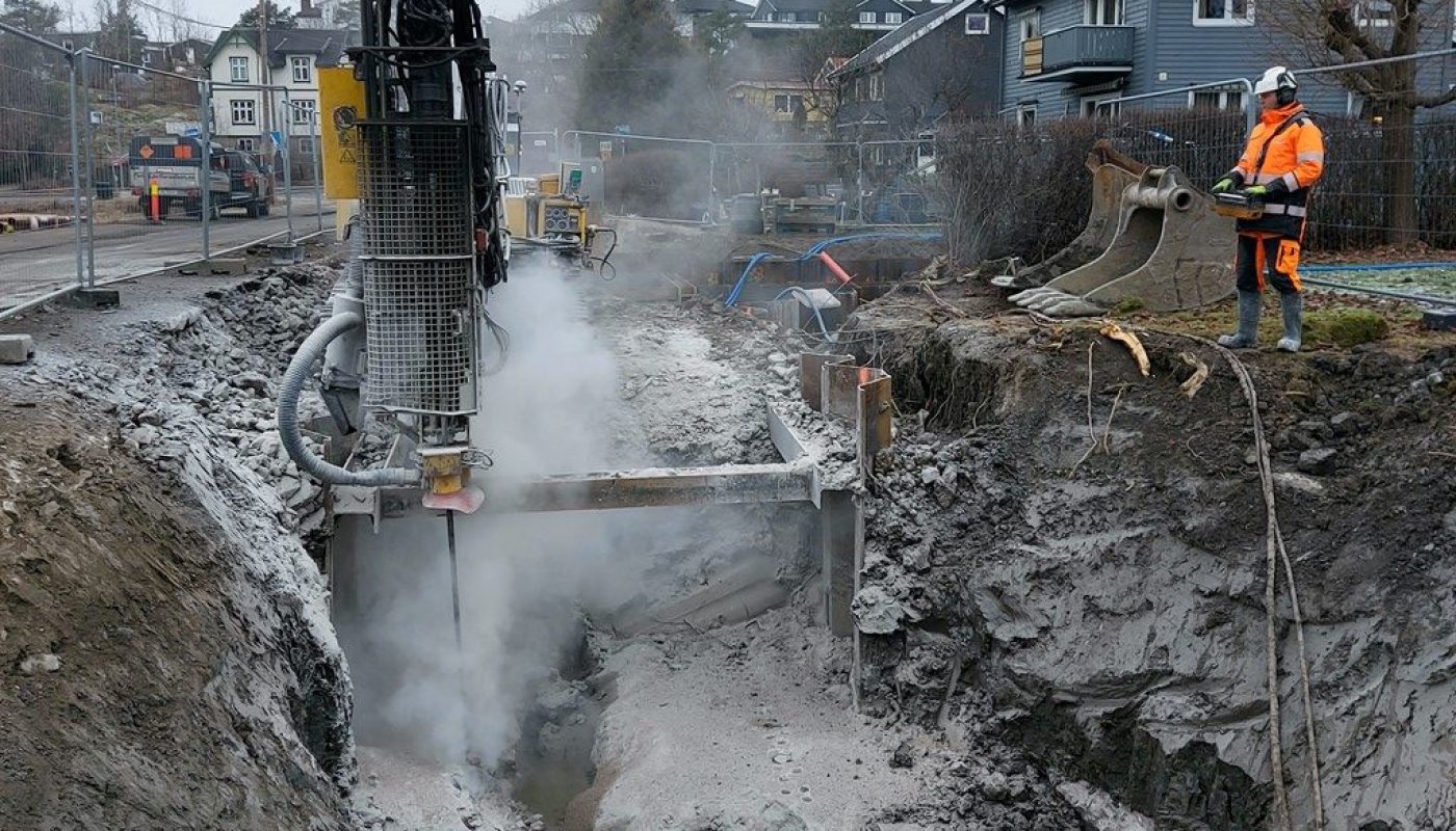 Nødvendig med fjellboring for å sprenge seg fram med nytt ledningsstrekk. Her er det også utført sprenging innvendig i spunt.