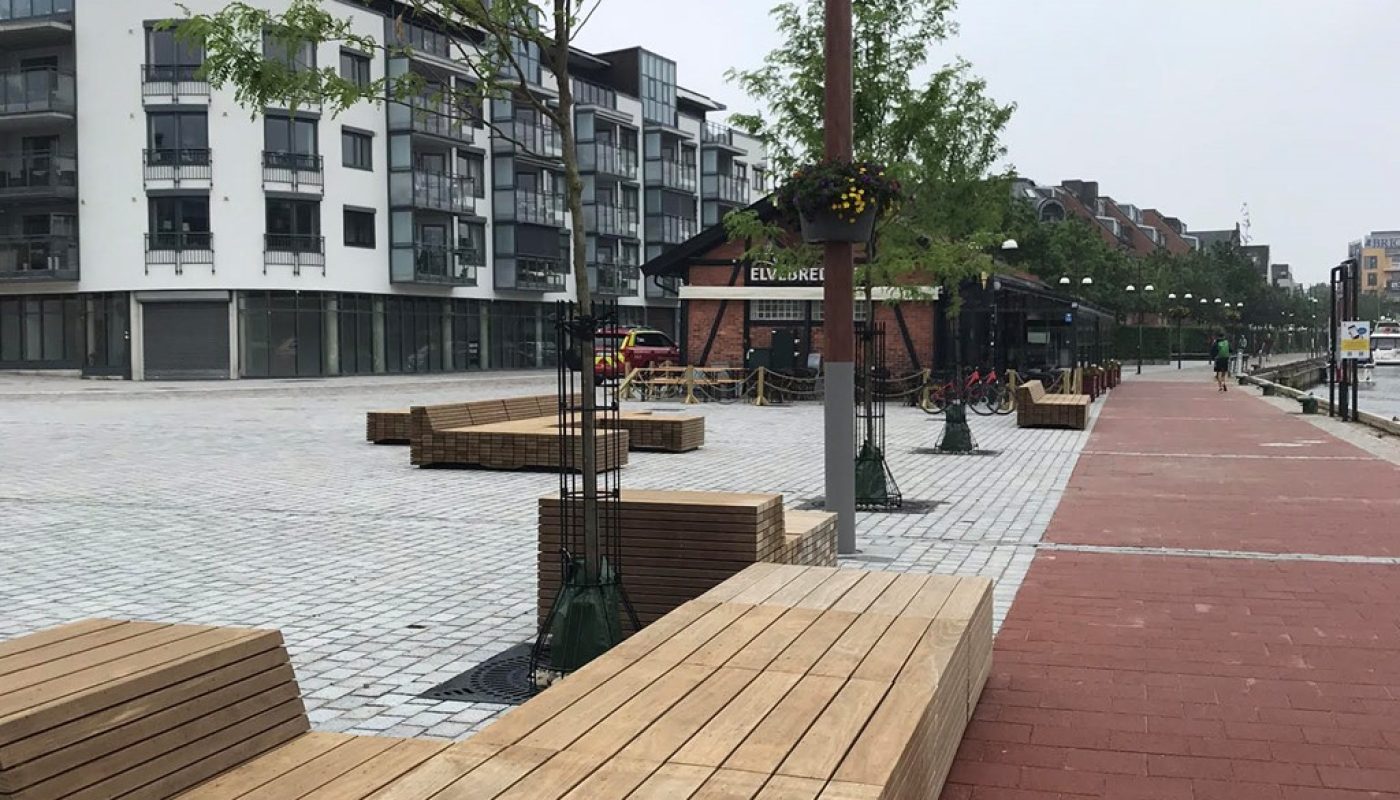 På bryggekanten er det mulig å slå seg ned på disse flotte benkene.
