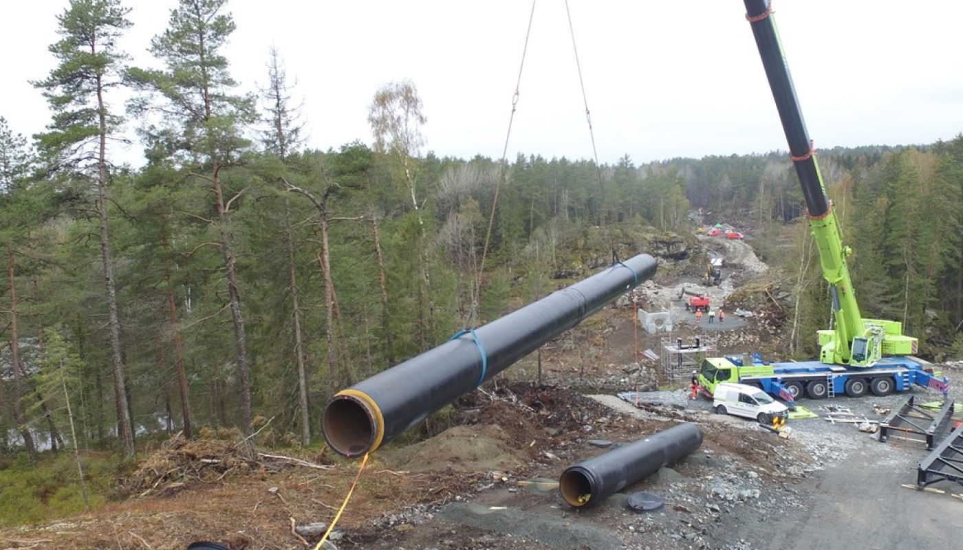 Det store løftet er i gang. Første varerør på 24 meter løftes enkelt av den 250 tonn tunge mobilkrana.
