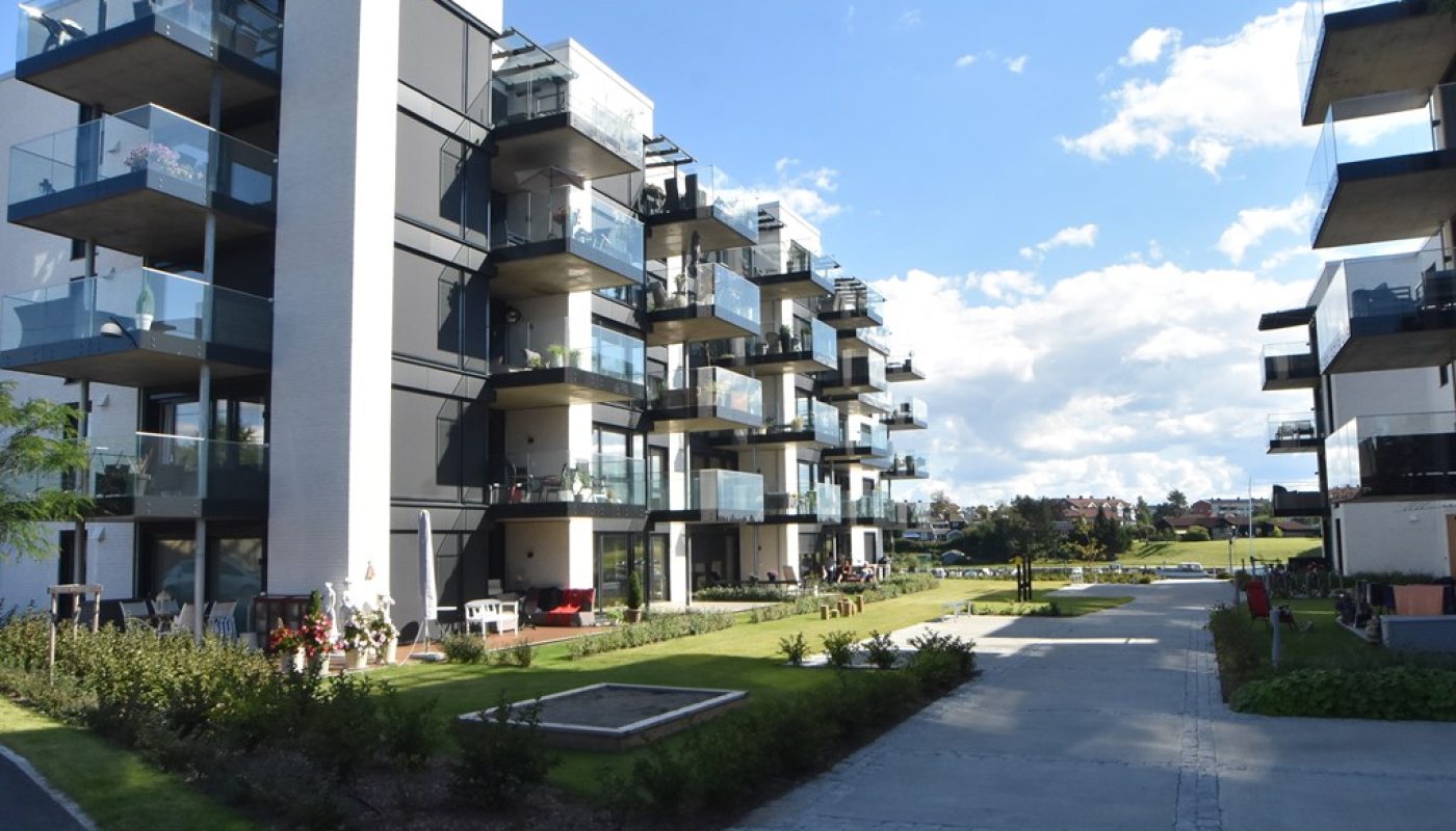 På Bellevue Brygge, på vestsiden av Glomma i Fredrikstad, er det oppført 116 leiligheter fordelt på fem bygg over en felles parkeringskjeller.