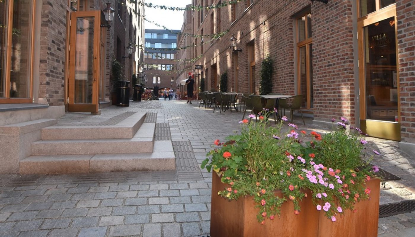 En smal passasje med uteservering på to sider, bringer tankene til sydligere strøk, gatebredden er smalere enn byens øvrige gater for å skape et nytt og annerledes byrom.