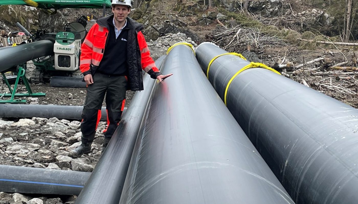 -Vi er i rute, forsikrer prosjektleder Kjell Arild Karlsen. 1000 meter med PE-ledning i dimensjon på 800 mm er ferdig sveiset og ligger allerede i traseen. Bak skimtes den beltegående sveisemaskinen, som er den eneste i sitt slag i Norge.