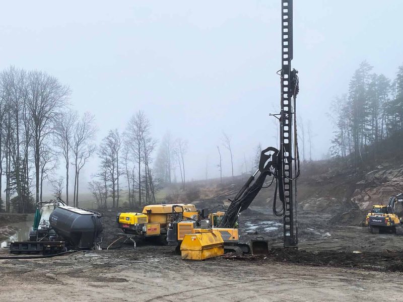 Kalkpæleriggen (over) kom inn for å stabilisere grunnen med bløte leiremasser. 